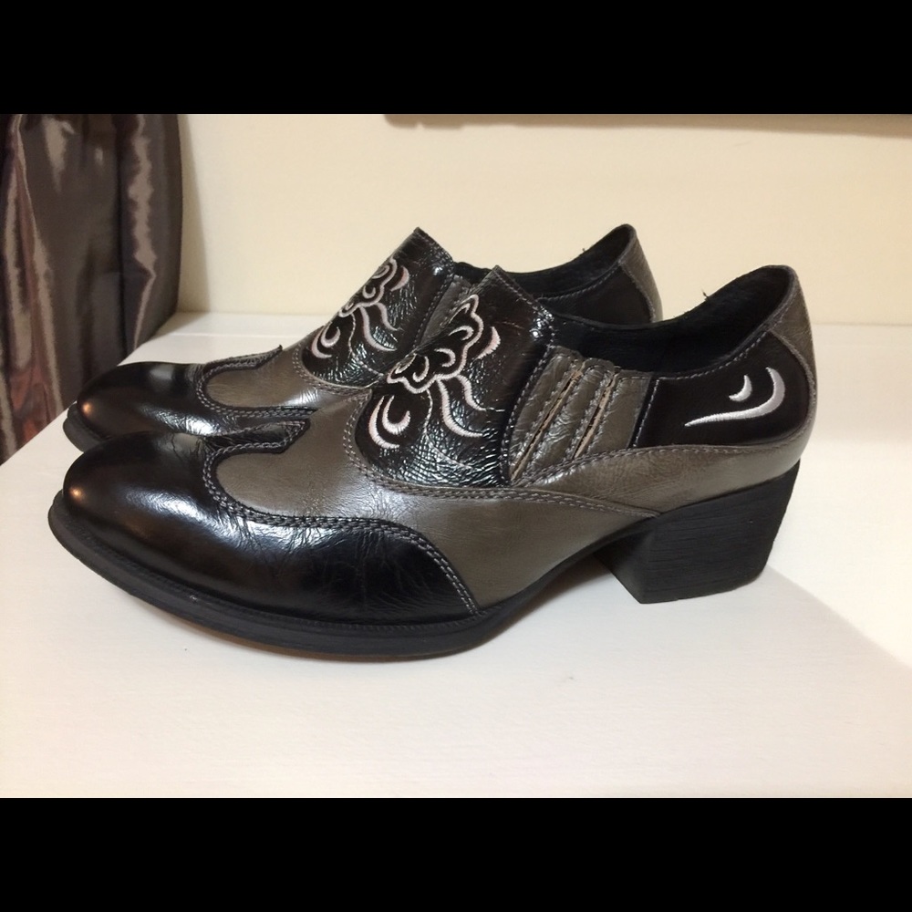 BORN Two-Tone Leather Shoe, Embroidered